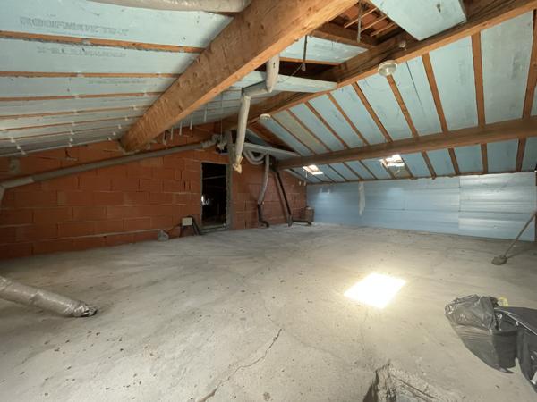 Bérat (31370) Villa de 2004 de 118m2 + 100m2 de combles aménageables sur terrain boisé avec piscine et garages.