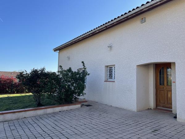 Bérat (31370) Villa de 2004 de 118m2 + 100m2 de combles aménageables sur terrain boisé avec piscine et garages.