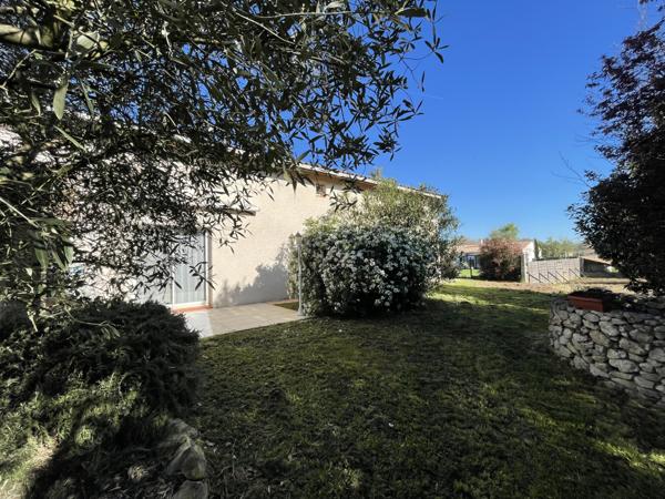 Bérat (31370) Villa de 2004 de 118m2 + 100m2 de combles aménageables sur terrain boisé avec piscine et garages.