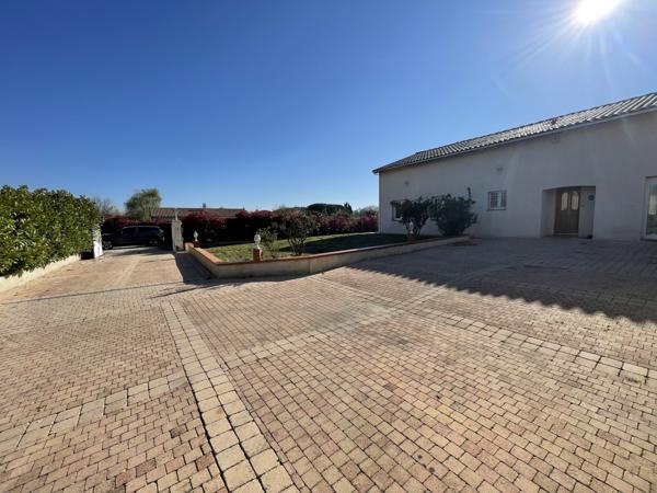 Bérat (31370) Villa de 2004 de 118m2 + 100m2 de combles aménageables sur terrain boisé avec piscine et garages.