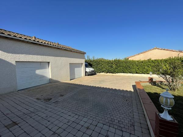 Bérat (31370) Villa de 2004 de 118m2 + 100m2 de combles aménageables sur terrain boisé avec piscine et garages.