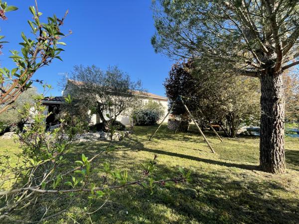 Bérat (31370) Villa de 2004 de 118m2 + 100m2 de combles aménageables sur terrain boisé avec piscine et garages.