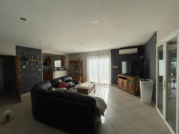 Bérat (31370) Villa de 2004 de 118m2 + 100m2 de combles aménageables sur terrain boisé avec piscine et garages.