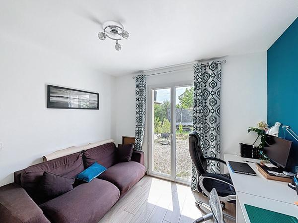 Maison contemporaine de 190 m² sur 1100 m² de terrain avec piscine et haute performance énergétique