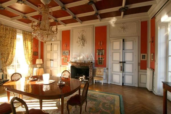 Beau château à vendre dans le Poitou.