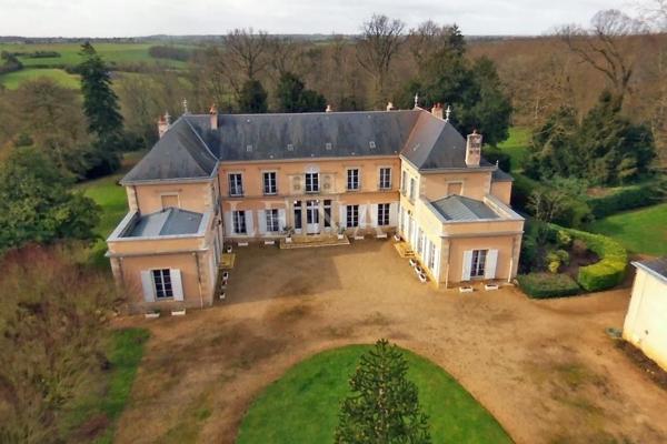 Beau château à vendre dans le Poitou.