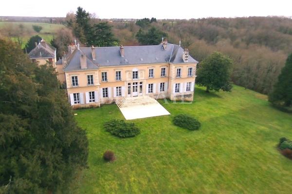 Beau château à vendre dans le Poitou.