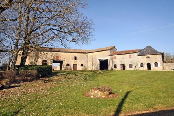 Beau château à vendre dans le Poitou.