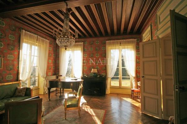 Beau château à vendre dans le Poitou.