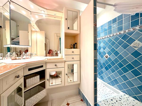 SUPERBE APPARTEMENT DE 63 M2 AVEC GRANDE TERRASSE ET VUE MER