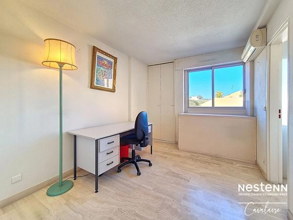 Dernier étage pour cet appartement au centre ville de Cavalaire-sur-Mer 4 pièces environ 100 m² avec 3 terrasses et stationnement