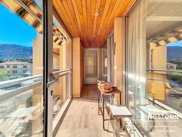 Dernier étage pour cet appartement au centre ville de Cavalaire-sur-Mer 4 pièces environ 100 m² avec 3 terrasses et stationnement
