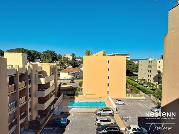 Dernier étage pour cet appartement au centre ville de Cavalaire-sur-Mer 4 pièces environ 100 m² avec 3 terrasses et stationnement
