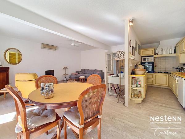 Dernier étage pour cet appartement au centre ville de Cavalaire-sur-Mer 4 pièces environ 100 m² avec 3 terrasses et stationnement