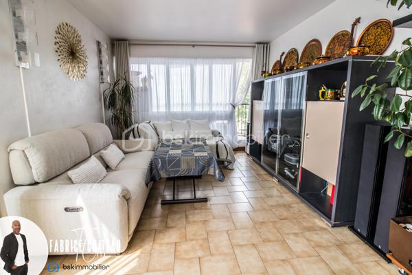 Résidence Solférino, en plein cœur du Chesnay-Rocquencourt, une adresse recherchée, un environnement verdoyant et tout à portée de main.

Appartement familial de 81,11 m² Carrez), situé au 1er étage avec ascenseur.
Ici, pas de vis-à-vis et une vraie sensation de calme. L’appartement offre une distribution confortable avec une cuisine indépendante, un séjour avec accès sur une loggia fermée (6,68 m²).
La partie nuit propose une salle d’eau, des wc séparés, un dressing et plusieurs rangements ainsi que trois chambres dont une de 16,28 m², avec possibilité d’y créer une salle d’eau, 

Une cave et une place de parking située devant l’entrée de la résidence complètent le bien. Un parking public à proximité permet également de recevoir facilement famille et amis.

La résidence, arborée et parfaitement entretenue, propose un cadre de vie particulièrement apprécié avec piscine, tennis, aire de jeux etc...

Le vrai plus : tout se fait à pied. Commerces, écoles, transports sont à proximités et accessibles en quelques minutes. Le parc du Château de Versailles est lui aussi tout proche.

Un appartement familial complet, au calme, dans l’un des secteurs les plus pratiques du Chesnay-Rocquencourt. 
À découvrir rapidement.