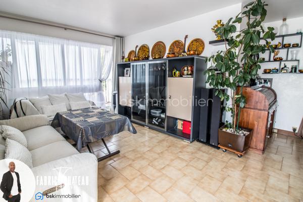 Résidence Solférino, en plein cœur du Chesnay-Rocquencourt, une adresse recherchée, un environnement verdoyant et tout à portée de main.

Appartement familial de 81,11 m² Carrez), situé au 1er étage avec ascenseur.
Ici, pas de vis-à-vis et une vraie sensation de calme. L’appartement offre une distribution confortable avec une cuisine indépendante, un séjour avec accès sur une loggia fermée (6,68 m²).
La partie nuit propose une salle d’eau, des wc séparés, un dressing et plusieurs rangements ainsi que trois chambres dont une de 16,28 m², avec possibilité d’y créer une salle d’eau, 

Une cave et une place de parking située devant l’entrée de la résidence complètent le bien. Un parking public à proximité permet également de recevoir facilement famille et amis.

La résidence, arborée et parfaitement entretenue, propose un cadre de vie particulièrement apprécié avec piscine, tennis, aire de jeux etc...

Le vrai plus : tout se fait à pied. Commerces, écoles, transports sont à proximités et accessibles en quelques minutes. Le parc du Château de Versailles est lui aussi tout proche.

Un appartement familial complet, au calme, dans l’un des secteurs les plus pratiques du Chesnay-Rocquencourt. 
À découvrir rapidement.