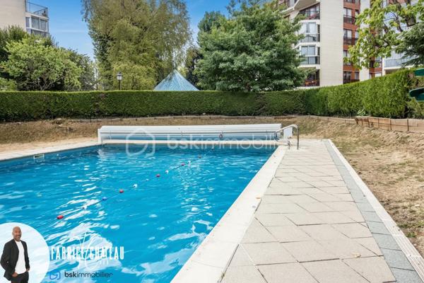 Résidence Solférino, en plein cœur du Chesnay-Rocquencourt, une adresse recherchée, un environnement verdoyant et tout à portée de main.

Appartement familial de 81,11 m² Carrez), situé au 1er étage avec ascenseur.
Ici, pas de vis-à-vis et une vraie sensation de calme. L’appartement offre une distribution confortable avec une cuisine indépendante, un séjour avec accès sur une loggia fermée (6,68 m²).
La partie nuit propose une salle d’eau, des wc séparés, un dressing et plusieurs rangements ainsi que trois chambres dont une de 16,28 m², avec possibilité d’y créer une salle d’eau, 

Une cave et une place de parking située devant l’entrée de la résidence complètent le bien. Un parking public à proximité permet également de recevoir facilement famille et amis.

La résidence, arborée et parfaitement entretenue, propose un cadre de vie particulièrement apprécié avec piscine, tennis, aire de jeux etc...

Le vrai plus : tout se fait à pied. Commerces, écoles, transports sont à proximités et accessibles en quelques minutes. Le parc du Château de Versailles est lui aussi tout proche.

Un appartement familial complet, au calme, dans l’un des secteurs les plus pratiques du Chesnay-Rocquencourt. 
À découvrir rapidement.