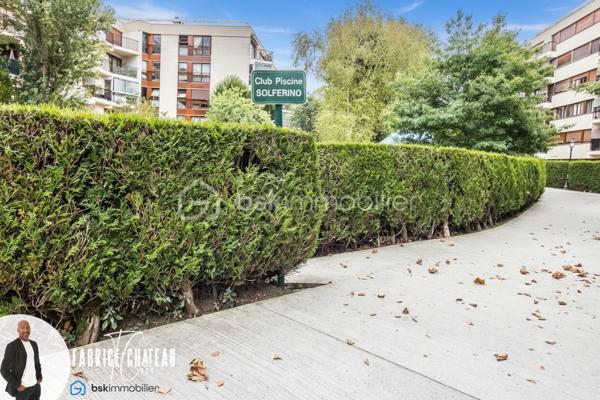 Résidence Solférino, en plein cœur du Chesnay-Rocquencourt, une adresse recherchée, un environnement verdoyant et tout à portée de main.

Appartement familial de 81,11 m² Carrez), situé au 1er étage avec ascenseur.
Ici, pas de vis-à-vis et une vraie sensation de calme. L’appartement offre une distribution confortable avec une cuisine indépendante, un séjour avec accès sur une loggia fermée (6,68 m²).
La partie nuit propose une salle d’eau, des wc séparés, un dressing et plusieurs rangements ainsi que trois chambres dont une de 16,28 m², avec possibilité d’y créer une salle d’eau, 

Une cave et une place de parking située devant l’entrée de la résidence complètent le bien. Un parking public à proximité permet également de recevoir facilement famille et amis.

La résidence, arborée et parfaitement entretenue, propose un cadre de vie particulièrement apprécié avec piscine, tennis, aire de jeux etc...

Le vrai plus : tout se fait à pied. Commerces, écoles, transports sont à proximités et accessibles en quelques minutes. Le parc du Château de Versailles est lui aussi tout proche.

Un appartement familial complet, au calme, dans l’un des secteurs les plus pratiques du Chesnay-Rocquencourt. 
À découvrir rapidement.