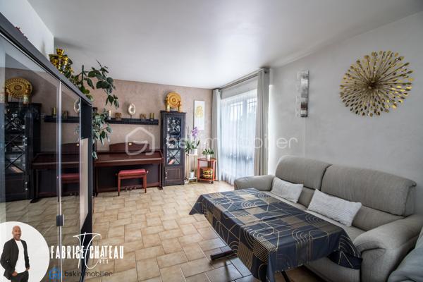 Résidence Solférino, en plein cœur du Chesnay-Rocquencourt, une adresse recherchée, un environnement verdoyant et tout à portée de main.

Appartement familial de 81,11 m² Carrez), situé au 1er étage avec ascenseur.
Ici, pas de vis-à-vis et une vraie sensation de calme. L’appartement offre une distribution confortable avec une cuisine indépendante, un séjour avec accès sur une loggia fermée (6,68 m²).
La partie nuit propose une salle d’eau, des wc séparés, un dressing et plusieurs rangements ainsi que trois chambres dont une de 16,28 m², avec possibilité d’y créer une salle d’eau, 

Une cave et une place de parking située devant l’entrée de la résidence complètent le bien. Un parking public à proximité permet également de recevoir facilement famille et amis.

La résidence, arborée et parfaitement entretenue, propose un cadre de vie particulièrement apprécié avec piscine, tennis, aire de jeux etc...

Le vrai plus : tout se fait à pied. Commerces, écoles, transports sont à proximités et accessibles en quelques minutes. Le parc du Château de Versailles est lui aussi tout proche.

Un appartement familial complet, au calme, dans l’un des secteurs les plus pratiques du Chesnay-Rocquencourt. 
À découvrir rapidement.