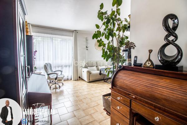 Résidence Solférino, en plein cœur du Chesnay-Rocquencourt, une adresse recherchée, un environnement verdoyant et tout à portée de main.

Appartement familial de 81,11 m² Carrez), situé au 1er étage avec ascenseur.
Ici, pas de vis-à-vis et une vraie sensation de calme. L’appartement offre une distribution confortable avec une cuisine indépendante, un séjour avec accès sur une loggia fermée (6,68 m²).
La partie nuit propose une salle d’eau, des wc séparés, un dressing et plusieurs rangements ainsi que trois chambres dont une de 16,28 m², avec possibilité d’y créer une salle d’eau, 

Une cave et une place de parking située devant l’entrée de la résidence complètent le bien. Un parking public à proximité permet également de recevoir facilement famille et amis.

La résidence, arborée et parfaitement entretenue, propose un cadre de vie particulièrement apprécié avec piscine, tennis, aire de jeux etc...

Le vrai plus : tout se fait à pied. Commerces, écoles, transports sont à proximités et accessibles en quelques minutes. Le parc du Château de Versailles est lui aussi tout proche.

Un appartement familial complet, au calme, dans l’un des secteurs les plus pratiques du Chesnay-Rocquencourt. 
À découvrir rapidement.