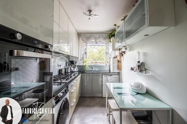 Résidence Solférino, en plein cœur du Chesnay-Rocquencourt, une adresse recherchée, un environnement verdoyant et tout à portée de main.

Appartement familial de 81,11 m² Carrez), situé au 1er étage avec ascenseur.
Ici, pas de vis-à-vis et une vraie sensation de calme. L’appartement offre une distribution confortable avec une cuisine indépendante, un séjour avec accès sur une loggia fermée (6,68 m²).
La partie nuit propose une salle d’eau, des wc séparés, un dressing et plusieurs rangements ainsi que trois chambres dont une de 16,28 m², avec possibilité d’y créer une salle d’eau, 

Une cave et une place de parking située devant l’entrée de la résidence complètent le bien. Un parking public à proximité permet également de recevoir facilement famille et amis.

La résidence, arborée et parfaitement entretenue, propose un cadre de vie particulièrement apprécié avec piscine, tennis, aire de jeux etc...

Le vrai plus : tout se fait à pied. Commerces, écoles, transports sont à proximités et accessibles en quelques minutes. Le parc du Château de Versailles est lui aussi tout proche.

Un appartement familial complet, au calme, dans l’un des secteurs les plus pratiques du Chesnay-Rocquencourt. 
À découvrir rapidement.