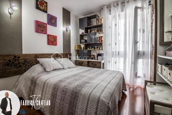 Résidence Solférino, en plein cœur du Chesnay-Rocquencourt, une adresse recherchée, un environnement verdoyant et tout à portée de main.

Appartement familial de 81,11 m² Carrez), situé au 1er étage avec ascenseur.
Ici, pas de vis-à-vis et une vraie sensation de calme. L’appartement offre une distribution confortable avec une cuisine indépendante, un séjour avec accès sur une loggia fermée (6,68 m²).
La partie nuit propose une salle d’eau, des wc séparés, un dressing et plusieurs rangements ainsi que trois chambres dont une de 16,28 m², avec possibilité d’y créer une salle d’eau, 

Une cave et une place de parking située devant l’entrée de la résidence complètent le bien. Un parking public à proximité permet également de recevoir facilement famille et amis.

La résidence, arborée et parfaitement entretenue, propose un cadre de vie particulièrement apprécié avec piscine, tennis, aire de jeux etc...

Le vrai plus : tout se fait à pied. Commerces, écoles, transports sont à proximités et accessibles en quelques minutes. Le parc du Château de Versailles est lui aussi tout proche.

Un appartement familial complet, au calme, dans l’un des secteurs les plus pratiques du Chesnay-Rocquencourt. 
À découvrir rapidement.