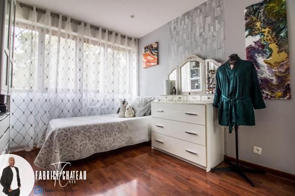 Résidence Solférino, en plein cœur du Chesnay-Rocquencourt, une adresse recherchée, un environnement verdoyant et tout à portée de main.

Appartement familial de 81,11 m² Carrez), situé au 1er étage avec ascenseur.
Ici, pas de vis-à-vis et une vraie sensation de calme. L’appartement offre une distribution confortable avec une cuisine indépendante, un séjour avec accès sur une loggia fermée (6,68 m²).
La partie nuit propose une salle d’eau, des wc séparés, un dressing et plusieurs rangements ainsi que trois chambres dont une de 16,28 m², avec possibilité d’y créer une salle d’eau, 

Une cave et une place de parking située devant l’entrée de la résidence complètent le bien. Un parking public à proximité permet également de recevoir facilement famille et amis.

La résidence, arborée et parfaitement entretenue, propose un cadre de vie particulièrement apprécié avec piscine, tennis, aire de jeux etc...

Le vrai plus : tout se fait à pied. Commerces, écoles, transports sont à proximités et accessibles en quelques minutes. Le parc du Château de Versailles est lui aussi tout proche.

Un appartement familial complet, au calme, dans l’un des secteurs les plus pratiques du Chesnay-Rocquencourt. 
À découvrir rapidement.