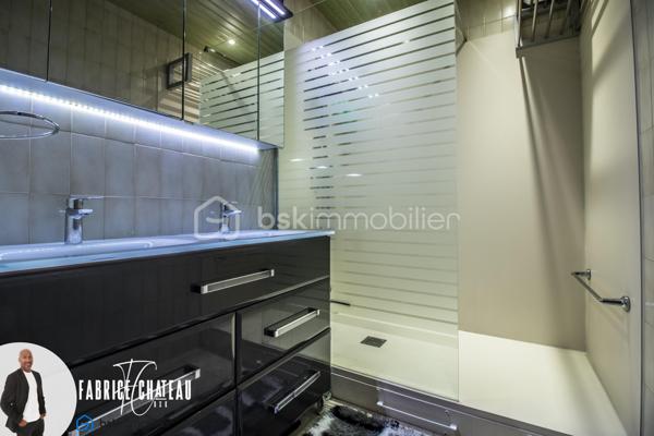 Résidence Solférino, en plein cœur du Chesnay-Rocquencourt, une adresse recherchée, un environnement verdoyant et tout à portée de main.

Appartement familial de 81,11 m² Carrez), situé au 1er étage avec ascenseur.
Ici, pas de vis-à-vis et une vraie sensation de calme. L’appartement offre une distribution confortable avec une cuisine indépendante, un séjour avec accès sur une loggia fermée (6,68 m²).
La partie nuit propose une salle d’eau, des wc séparés, un dressing et plusieurs rangements ainsi que trois chambres dont une de 16,28 m², avec possibilité d’y créer une salle d’eau, 

Une cave et une place de parking située devant l’entrée de la résidence complètent le bien. Un parking public à proximité permet également de recevoir facilement famille et amis.

La résidence, arborée et parfaitement entretenue, propose un cadre de vie particulièrement apprécié avec piscine, tennis, aire de jeux etc...

Le vrai plus : tout se fait à pied. Commerces, écoles, transports sont à proximités et accessibles en quelques minutes. Le parc du Château de Versailles est lui aussi tout proche.

Un appartement familial complet, au calme, dans l’un des secteurs les plus pratiques du Chesnay-Rocquencourt. 
À découvrir rapidement.
