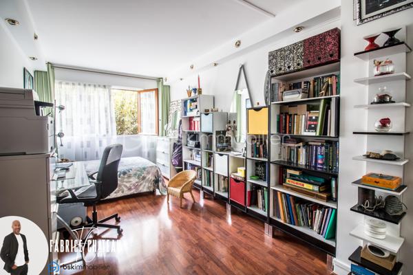 Résidence Solférino, en plein cœur du Chesnay-Rocquencourt, une adresse recherchée, un environnement verdoyant et tout à portée de main.

Appartement familial de 81,11 m² Carrez), situé au 1er étage avec ascenseur.
Ici, pas de vis-à-vis et une vraie sensation de calme. L’appartement offre une distribution confortable avec une cuisine indépendante, un séjour avec accès sur une loggia fermée (6,68 m²).
La partie nuit propose une salle d’eau, des wc séparés, un dressing et plusieurs rangements ainsi que trois chambres dont une de 16,28 m², avec possibilité d’y créer une salle d’eau, 

Une cave et une place de parking située devant l’entrée de la résidence complètent le bien. Un parking public à proximité permet également de recevoir facilement famille et amis.

La résidence, arborée et parfaitement entretenue, propose un cadre de vie particulièrement apprécié avec piscine, tennis, aire de jeux etc...

Le vrai plus : tout se fait à pied. Commerces, écoles, transports sont à proximités et accessibles en quelques minutes. Le parc du Château de Versailles est lui aussi tout proche.

Un appartement familial complet, au calme, dans l’un des secteurs les plus pratiques du Chesnay-Rocquencourt. 
À découvrir rapidement.