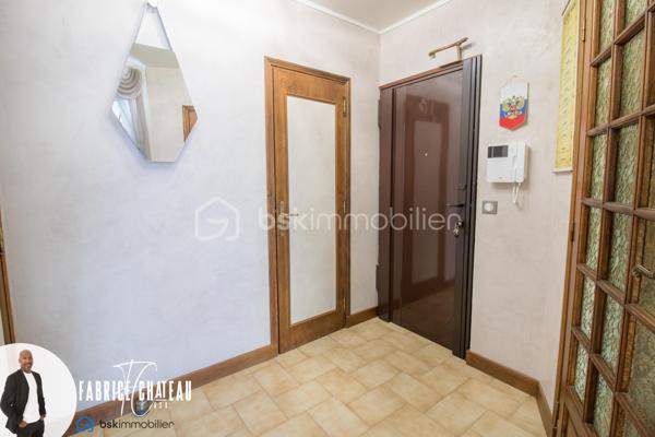 Résidence Solférino, en plein cœur du Chesnay-Rocquencourt, une adresse recherchée, un environnement verdoyant et tout à portée de main.

Appartement familial de 81,11 m² Carrez), situé au 1er étage avec ascenseur.
Ici, pas de vis-à-vis et une vraie sensation de calme. L’appartement offre une distribution confortable avec une cuisine indépendante, un séjour avec accès sur une loggia fermée (6,68 m²).
La partie nuit propose une salle d’eau, des wc séparés, un dressing et plusieurs rangements ainsi que trois chambres dont une de 16,28 m², avec possibilité d’y créer une salle d’eau, 

Une cave et une place de parking située devant l’entrée de la résidence complètent le bien. Un parking public à proximité permet également de recevoir facilement famille et amis.

La résidence, arborée et parfaitement entretenue, propose un cadre de vie particulièrement apprécié avec piscine, tennis, aire de jeux etc...

Le vrai plus : tout se fait à pied. Commerces, écoles, transports sont à proximités et accessibles en quelques minutes. Le parc du Château de Versailles est lui aussi tout proche.

Un appartement familial complet, au calme, dans l’un des secteurs les plus pratiques du Chesnay-Rocquencourt. 
À découvrir rapidement.