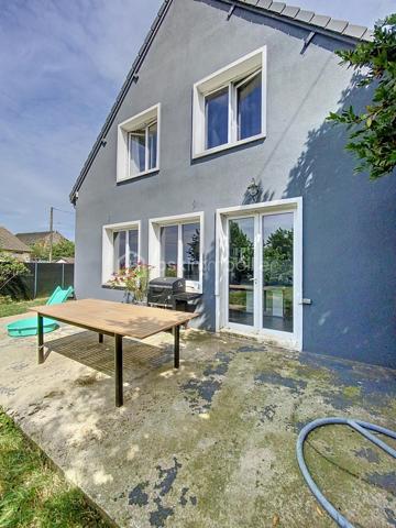 Charmante maison avec jardin et grande terrasse à 4 kms de PUSSAY et à 18 min au sud de ETAMPES

Le calme de la campagne allié au confort du quotidien !

À seulement 18 minutes au sud d'Étampes, au cœur d'une agréable commune appréciée pour son environnement paisible, découvrez cette charmante maison d'environ 85 m², édifiée sur une belle parcelle arborée d'environ 550 m².

Dès l'entrée, vous serez séduits par l'atmosphère chaleureuse qui se dégage de cette maison parfaitement adaptée à une première acquisition, à un jeune couple ou à une petite famille en quête de tranquillité.

Le rez-de-chaussée offre une belle pièce de vie lumineuse, idéale pour partager des moments conviviaux en famille ou entre amis. Celle-ci s'ouvre directement sur une vaste terrasse orientée côté jardin, véritable prolongement de la maison dès l'arrivée des beaux jours. Vous profiterez également d'une superbe cuisine dînatoire aménagée et équipée, pensée pour allier confort et praticité au quotidien, ainsi qu'une buanderie avec WC.

À l'étage, un dégagement dessert deux chambres confortables, un bureau actuellement aménagé en dressing, parfait pour le télétravail , ainsi qu'une salle de bains complète avec baignoire, douche et WC.

Les prestations extérieures constituent un véritable atout : un agréable jardin arboré, une grande terrasse propice aux repas en plein air, une cave et une dépendance offrant de nombreuses possibilités de rangement ou de stockage.

Enfin, la maison permet de stationner plusieurs véhicules sur la parcelle, un avantage particulièrement recherché. le Portail est électrique . 

 Les atouts de cette maison :

✔ Environnement calme et agréable
✔ Grande terrasse donnant sur le jardin
✔ Parcelle d'environ 550 m²
✔ Cuisine équipée et dînatoire
✔ Cave et dépendance
✔ Stationnement de plusieurs véhicules
✔ Fibre optique
✔ Double vitrage
✔ Faible taxe foncière

Une maison pleine de charme où il fait bon vivre, idéale pour ceux qui recherchent espace extérieur, tranquillité et confort à proximité d'Étampes.

Une visite suffira pour vous convaincre !