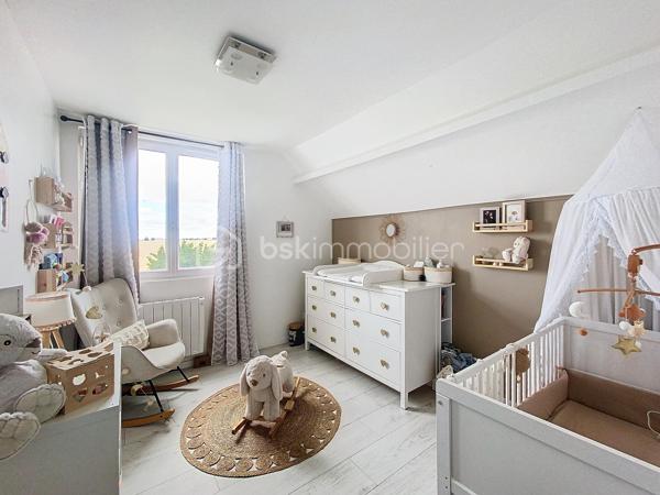 Charmante maison avec jardin et grande terrasse à 4 kms de PUSSAY et à 18 min au sud de ETAMPES

Le calme de la campagne allié au confort du quotidien !

À seulement 18 minutes au sud d'Étampes, au cœur d'une agréable commune appréciée pour son environnement paisible, découvrez cette charmante maison d'environ 85 m², édifiée sur une belle parcelle arborée d'environ 550 m².

Dès l'entrée, vous serez séduits par l'atmosphère chaleureuse qui se dégage de cette maison parfaitement adaptée à une première acquisition, à un jeune couple ou à une petite famille en quête de tranquillité.

Le rez-de-chaussée offre une belle pièce de vie lumineuse, idéale pour partager des moments conviviaux en famille ou entre amis. Celle-ci s'ouvre directement sur une vaste terrasse orientée côté jardin, véritable prolongement de la maison dès l'arrivée des beaux jours. Vous profiterez également d'une superbe cuisine dînatoire aménagée et équipée, pensée pour allier confort et praticité au quotidien, ainsi qu'une buanderie avec WC.

À l'étage, un dégagement dessert deux chambres confortables, un bureau actuellement aménagé en dressing, parfait pour le télétravail , ainsi qu'une salle de bains complète avec baignoire, douche et WC.

Les prestations extérieures constituent un véritable atout : un agréable jardin arboré, une grande terrasse propice aux repas en plein air, une cave et une dépendance offrant de nombreuses possibilités de rangement ou de stockage.

Enfin, la maison permet de stationner plusieurs véhicules sur la parcelle, un avantage particulièrement recherché. le Portail est électrique . 

 Les atouts de cette maison :

✔ Environnement calme et agréable
✔ Grande terrasse donnant sur le jardin
✔ Parcelle d'environ 550 m²
✔ Cuisine équipée et dînatoire
✔ Cave et dépendance
✔ Stationnement de plusieurs véhicules
✔ Fibre optique
✔ Double vitrage
✔ Faible taxe foncière

Une maison pleine de charme où il fait bon vivre, idéale pour ceux qui recherchent espace extérieur, tranquillité et confort à proximité d'Étampes.

Une visite suffira pour vous convaincre !