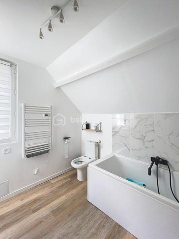 Charmante maison avec jardin et grande terrasse à 4 kms de PUSSAY et à 18 min au sud de ETAMPES

Le calme de la campagne allié au confort du quotidien !

À seulement 18 minutes au sud d'Étampes, au cœur d'une agréable commune appréciée pour son environnement paisible, découvrez cette charmante maison d'environ 85 m², édifiée sur une belle parcelle arborée d'environ 550 m².

Dès l'entrée, vous serez séduits par l'atmosphère chaleureuse qui se dégage de cette maison parfaitement adaptée à une première acquisition, à un jeune couple ou à une petite famille en quête de tranquillité.

Le rez-de-chaussée offre une belle pièce de vie lumineuse, idéale pour partager des moments conviviaux en famille ou entre amis. Celle-ci s'ouvre directement sur une vaste terrasse orientée côté jardin, véritable prolongement de la maison dès l'arrivée des beaux jours. Vous profiterez également d'une superbe cuisine dînatoire aménagée et équipée, pensée pour allier confort et praticité au quotidien, ainsi qu'une buanderie avec WC.

À l'étage, un dégagement dessert deux chambres confortables, un bureau actuellement aménagé en dressing, parfait pour le télétravail , ainsi qu'une salle de bains complète avec baignoire, douche et WC.

Les prestations extérieures constituent un véritable atout : un agréable jardin arboré, une grande terrasse propice aux repas en plein air, une cave et une dépendance offrant de nombreuses possibilités de rangement ou de stockage.

Enfin, la maison permet de stationner plusieurs véhicules sur la parcelle, un avantage particulièrement recherché. le Portail est électrique . 

 Les atouts de cette maison :

✔ Environnement calme et agréable
✔ Grande terrasse donnant sur le jardin
✔ Parcelle d'environ 550 m²
✔ Cuisine équipée et dînatoire
✔ Cave et dépendance
✔ Stationnement de plusieurs véhicules
✔ Fibre optique
✔ Double vitrage
✔ Faible taxe foncière

Une maison pleine de charme où il fait bon vivre, idéale pour ceux qui recherchent espace extérieur, tranquillité et confort à proximité d'Étampes.

Une visite suffira pour vous convaincre !