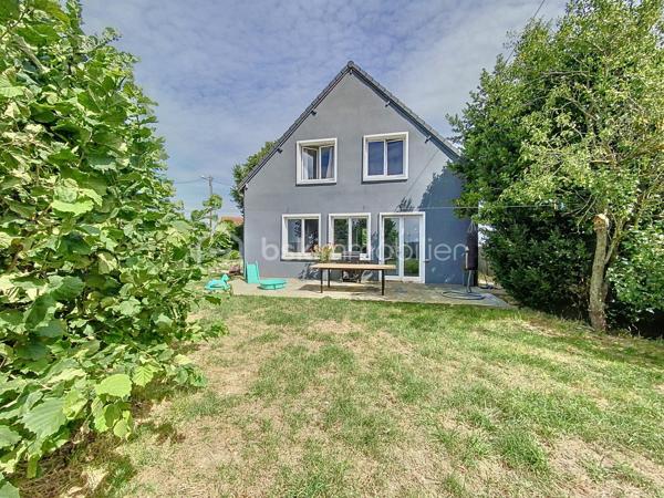 Charmante maison avec jardin et grande terrasse à 4 kms de PUSSAY et à 18 min au sud de ETAMPES

Le calme de la campagne allié au confort du quotidien !

À seulement 18 minutes au sud d'Étampes, au cœur d'une agréable commune appréciée pour son environnement paisible, découvrez cette charmante maison d'environ 85 m², édifiée sur une belle parcelle arborée d'environ 550 m².

Dès l'entrée, vous serez séduits par l'atmosphère chaleureuse qui se dégage de cette maison parfaitement adaptée à une première acquisition, à un jeune couple ou à une petite famille en quête de tranquillité.

Le rez-de-chaussée offre une belle pièce de vie lumineuse, idéale pour partager des moments conviviaux en famille ou entre amis. Celle-ci s'ouvre directement sur une vaste terrasse orientée côté jardin, véritable prolongement de la maison dès l'arrivée des beaux jours. Vous profiterez également d'une superbe cuisine dînatoire aménagée et équipée, pensée pour allier confort et praticité au quotidien, ainsi qu'une buanderie avec WC.

À l'étage, un dégagement dessert deux chambres confortables, un bureau actuellement aménagé en dressing, parfait pour le télétravail , ainsi qu'une salle de bains complète avec baignoire, douche et WC.

Les prestations extérieures constituent un véritable atout : un agréable jardin arboré, une grande terrasse propice aux repas en plein air, une cave et une dépendance offrant de nombreuses possibilités de rangement ou de stockage.

Enfin, la maison permet de stationner plusieurs véhicules sur la parcelle, un avantage particulièrement recherché. le Portail est électrique . 

 Les atouts de cette maison :

✔ Environnement calme et agréable
✔ Grande terrasse donnant sur le jardin
✔ Parcelle d'environ 550 m²
✔ Cuisine équipée et dînatoire
✔ Cave et dépendance
✔ Stationnement de plusieurs véhicules
✔ Fibre optique
✔ Double vitrage
✔ Faible taxe foncière

Une maison pleine de charme où il fait bon vivre, idéale pour ceux qui recherchent espace extérieur, tranquillité et confort à proximité d'Étampes.

Une visite suffira pour vous convaincre !