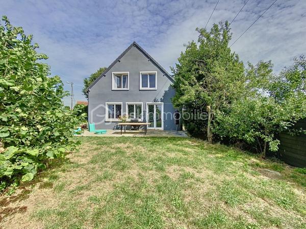Charmante maison avec jardin et grande terrasse à 4 kms de PUSSAY et à 18 min au sud de ETAMPES

Le calme de la campagne allié au confort du quotidien !

À seulement 18 minutes au sud d'Étampes, au cœur d'une agréable commune appréciée pour son environnement paisible, découvrez cette charmante maison d'environ 85 m², édifiée sur une belle parcelle arborée d'environ 550 m².

Dès l'entrée, vous serez séduits par l'atmosphère chaleureuse qui se dégage de cette maison parfaitement adaptée à une première acquisition, à un jeune couple ou à une petite famille en quête de tranquillité.

Le rez-de-chaussée offre une belle pièce de vie lumineuse, idéale pour partager des moments conviviaux en famille ou entre amis. Celle-ci s'ouvre directement sur une vaste terrasse orientée côté jardin, véritable prolongement de la maison dès l'arrivée des beaux jours. Vous profiterez également d'une superbe cuisine dînatoire aménagée et équipée, pensée pour allier confort et praticité au quotidien, ainsi qu'une buanderie avec WC.

À l'étage, un dégagement dessert deux chambres confortables, un bureau actuellement aménagé en dressing, parfait pour le télétravail , ainsi qu'une salle de bains complète avec baignoire, douche et WC.

Les prestations extérieures constituent un véritable atout : un agréable jardin arboré, une grande terrasse propice aux repas en plein air, une cave et une dépendance offrant de nombreuses possibilités de rangement ou de stockage.

Enfin, la maison permet de stationner plusieurs véhicules sur la parcelle, un avantage particulièrement recherché. le Portail est électrique . 

 Les atouts de cette maison :

✔ Environnement calme et agréable
✔ Grande terrasse donnant sur le jardin
✔ Parcelle d'environ 550 m²
✔ Cuisine équipée et dînatoire
✔ Cave et dépendance
✔ Stationnement de plusieurs véhicules
✔ Fibre optique
✔ Double vitrage
✔ Faible taxe foncière

Une maison pleine de charme où il fait bon vivre, idéale pour ceux qui recherchent espace extérieur, tranquillité et confort à proximité d'Étampes.

Une visite suffira pour vous convaincre !