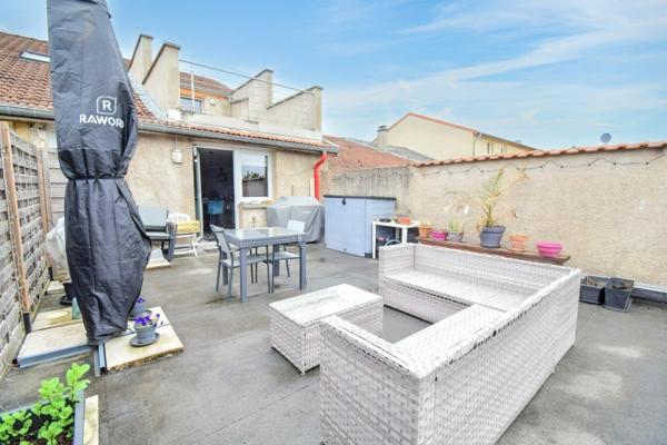 Appartement rénové avec terrasse & balcon – 2 chambres – Parking sécurisé