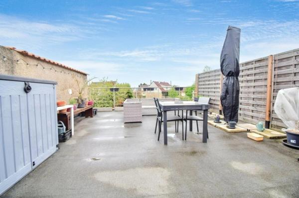 Appartement rénové avec terrasse & balcon – 2 chambres – Parking sécurisé