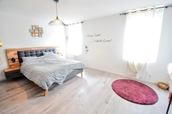 Appartement rénové avec terrasse & balcon – 2 chambres – Parking sécurisé