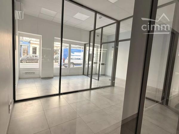 Installez votre activité dans un immeuble professionnel offrant une excellente visibilité, en plein cœur de Blois.