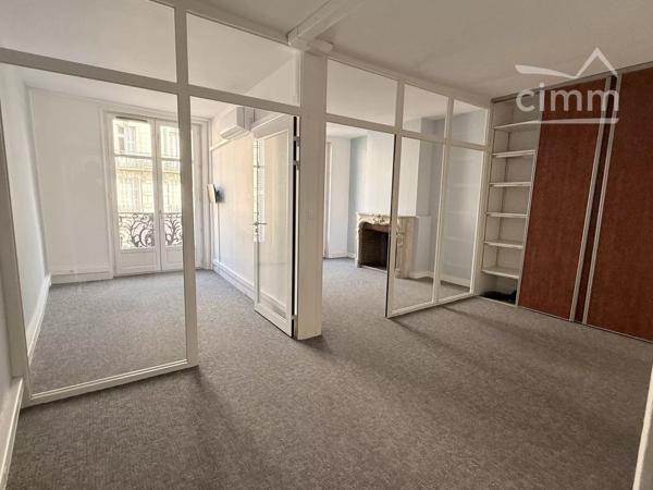 Installez votre activité dans un immeuble professionnel offrant une excellente visibilité, en plein cœur de Blois.
