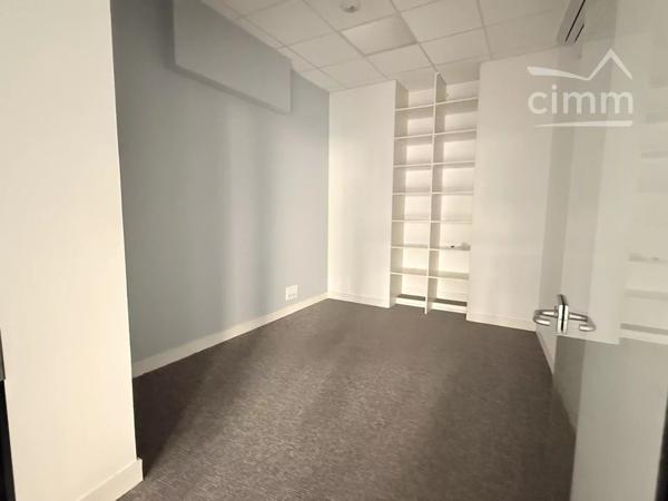 Installez votre activité dans un immeuble professionnel offrant une excellente visibilité, en plein cœur de Blois.