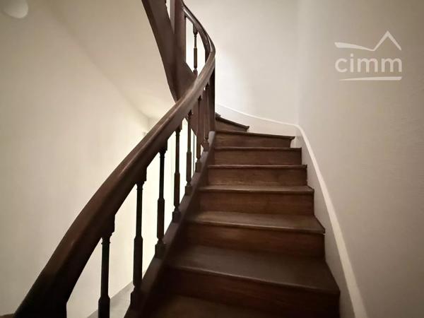 Installez votre activité dans un immeuble professionnel offrant une excellente visibilité, en plein cœur de Blois.