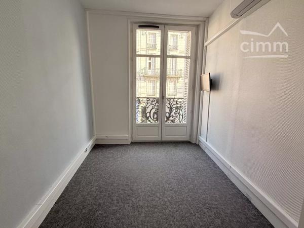 Installez votre activité dans un immeuble professionnel offrant une excellente visibilité, en plein cœur de Blois.