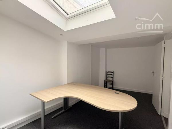 Installez votre activité dans un immeuble professionnel offrant une excellente visibilité, en plein cœur de Blois.