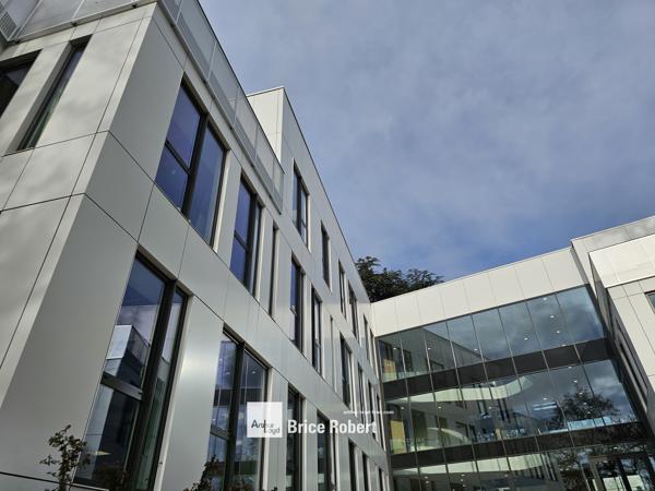 Bureaux neufs à vendre ou à louer à Limonest avec terrasses et patio central