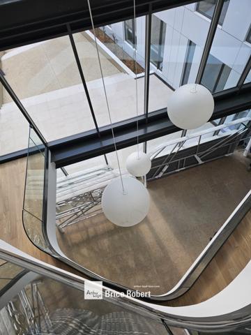 Bureaux neufs à vendre ou à louer à Limonest avec terrasses et patio central
