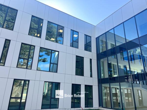 Bureaux neufs à vendre ou à louer à Limonest avec terrasses et patio central