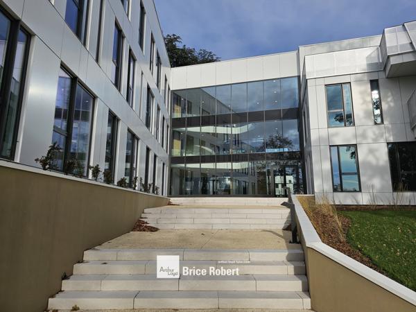 Bureaux neufs à vendre ou à louer à Limonest avec terrasses et patio central