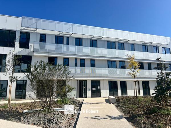 Bureaux neufs à vendre ou à louer à Limonest avec terrasses et patio central