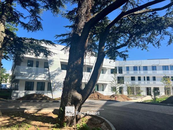 Bureaux neufs à vendre ou à louer à Limonest avec terrasses et patio central